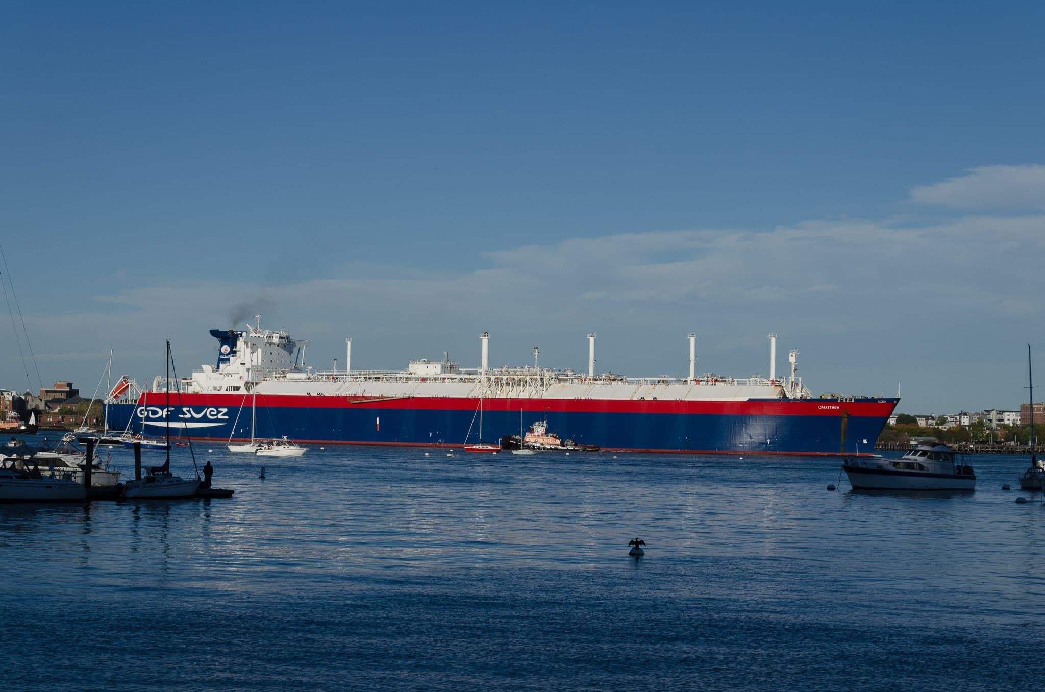Offshore energy production platforms and cryogenic LNG transport vessels